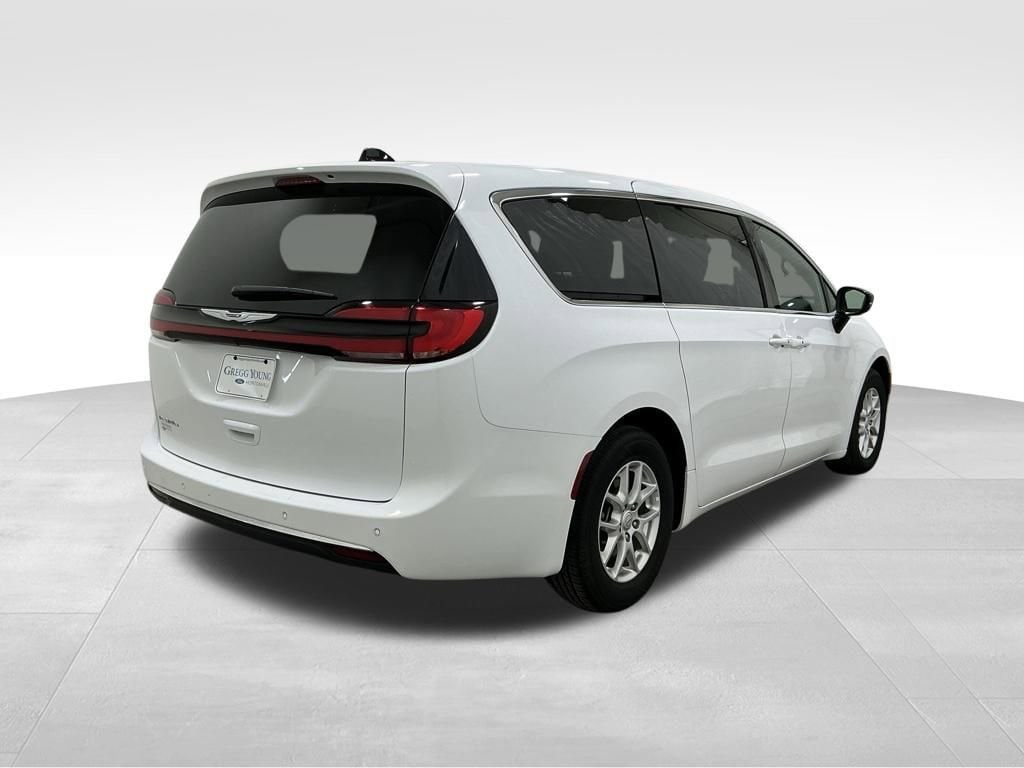 Used 2025 Chrysler Pacifica Select