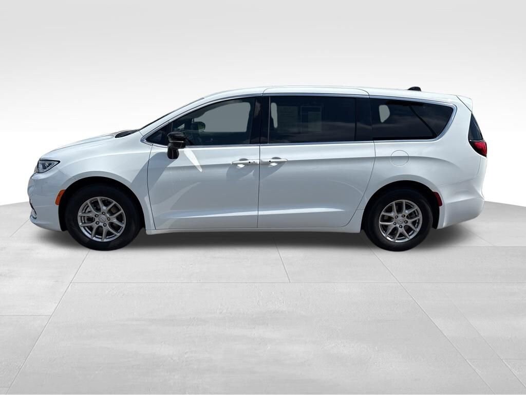 Used 2025 Chrysler Pacifica Select