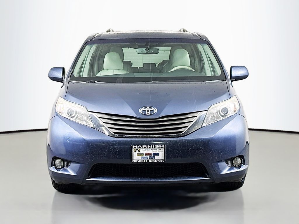 2014 Toyota Sienna XLE photo 2