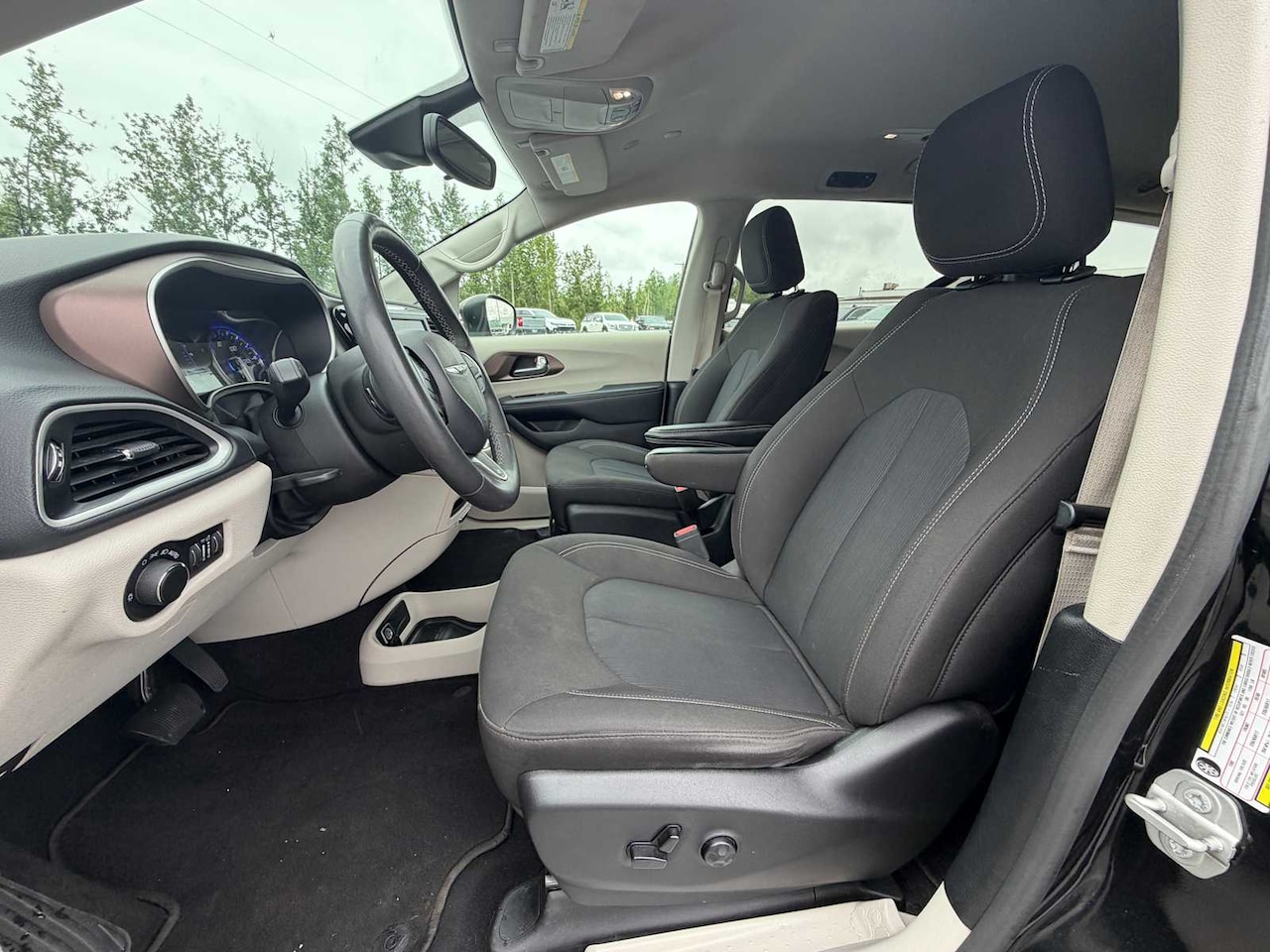 2023 Chrysler Voyager LX - Image 6