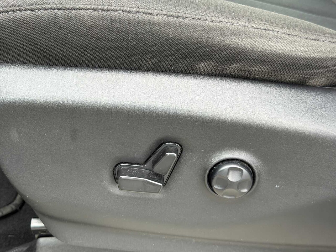2023 Chrysler Voyager LX - Image 5