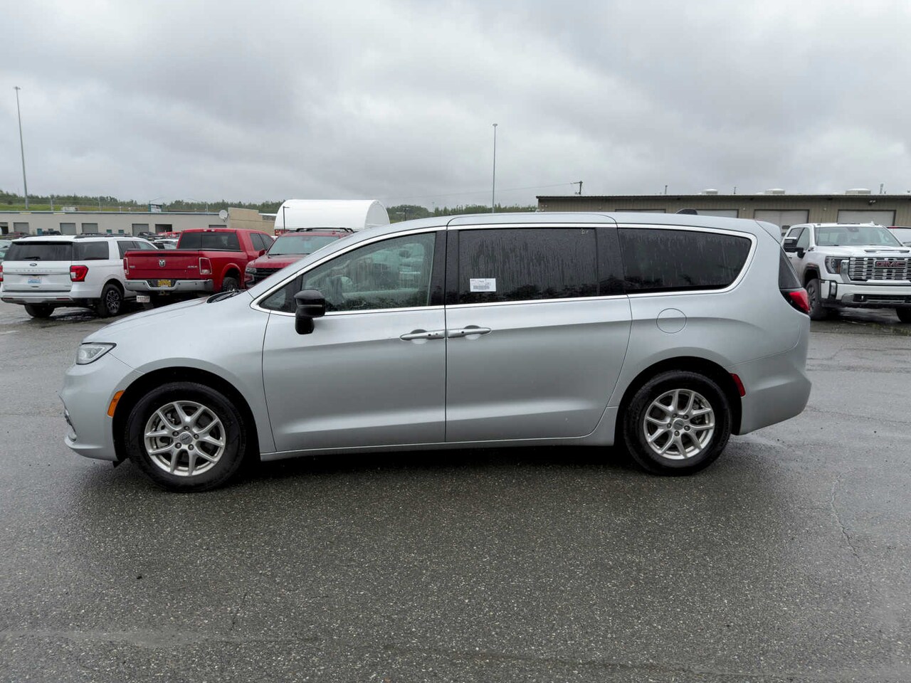 2024 Chrysler Pacifica Touring L - Image 2