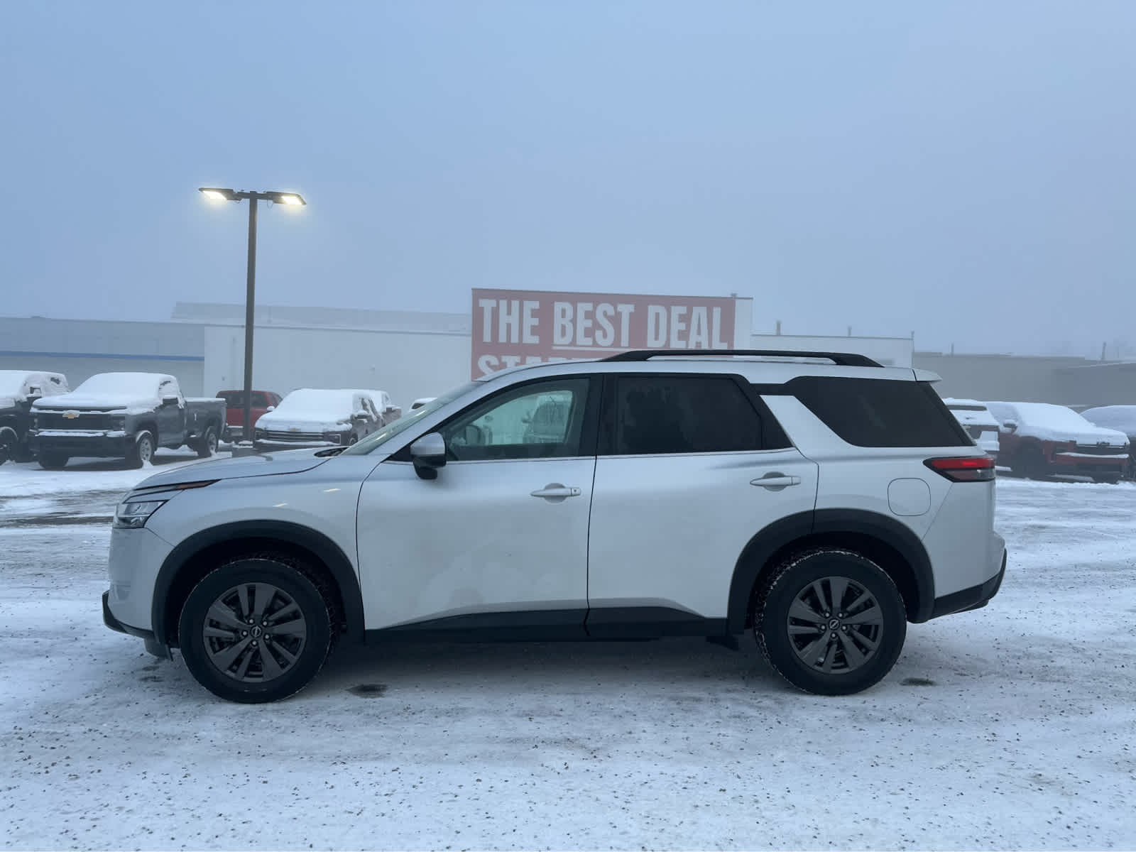 2022 Nissan Pathfinder SV photo 2