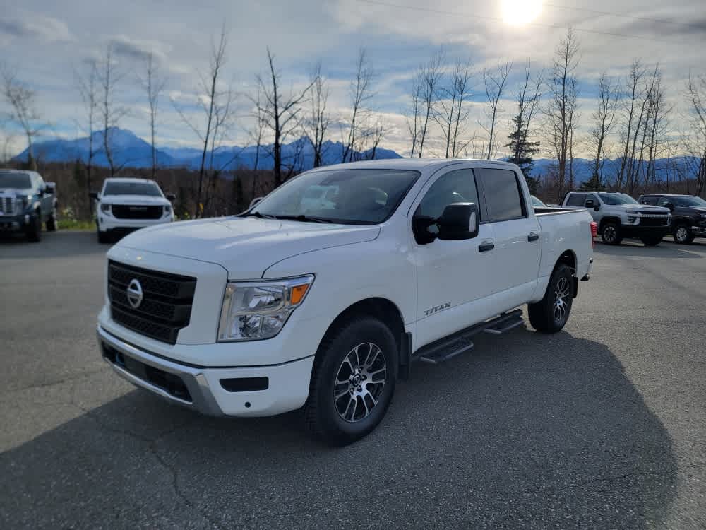 2022 Nissan Titan SV's photo