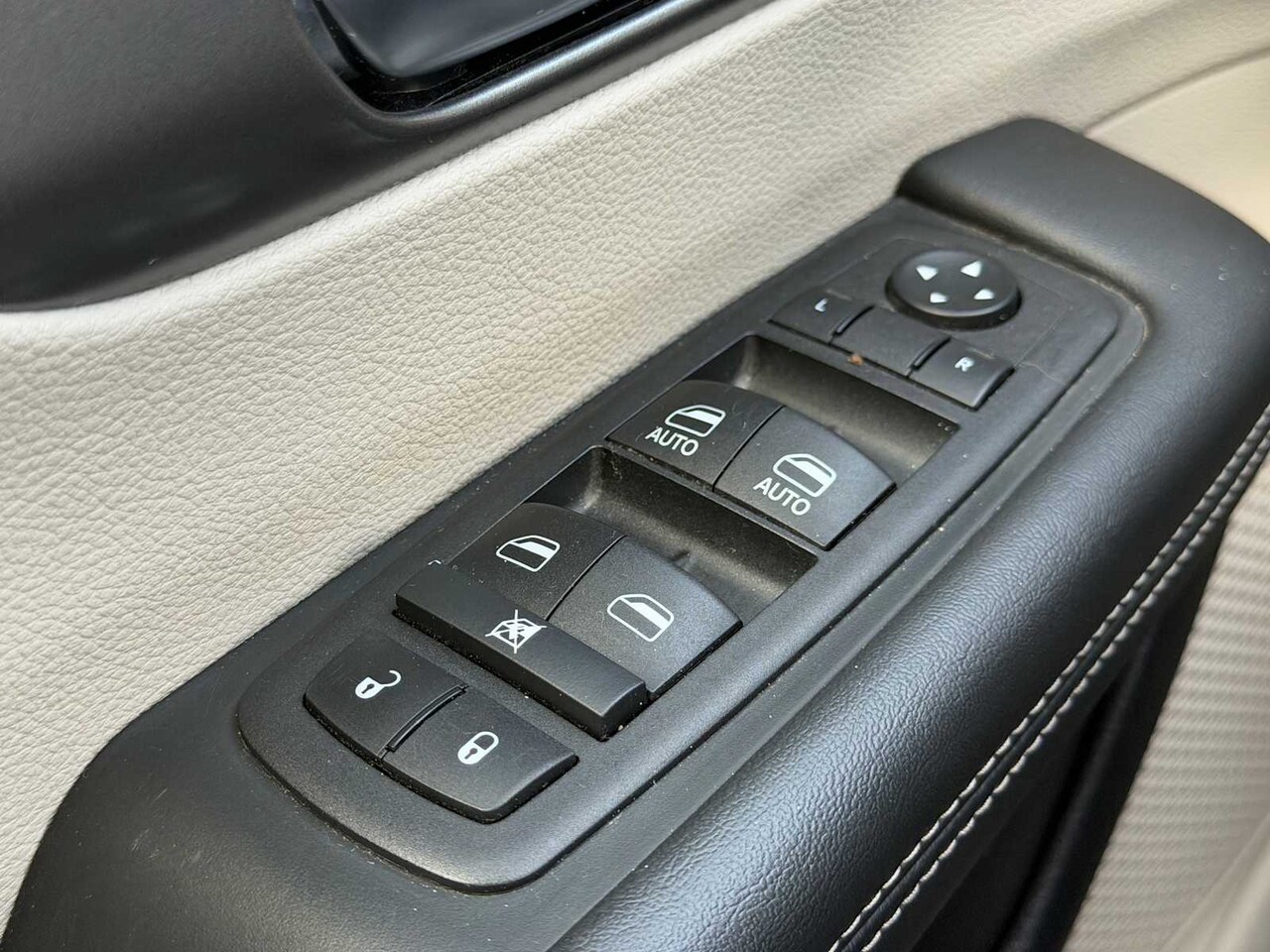 2023 Chrysler Pacifica Touring L - Image 4