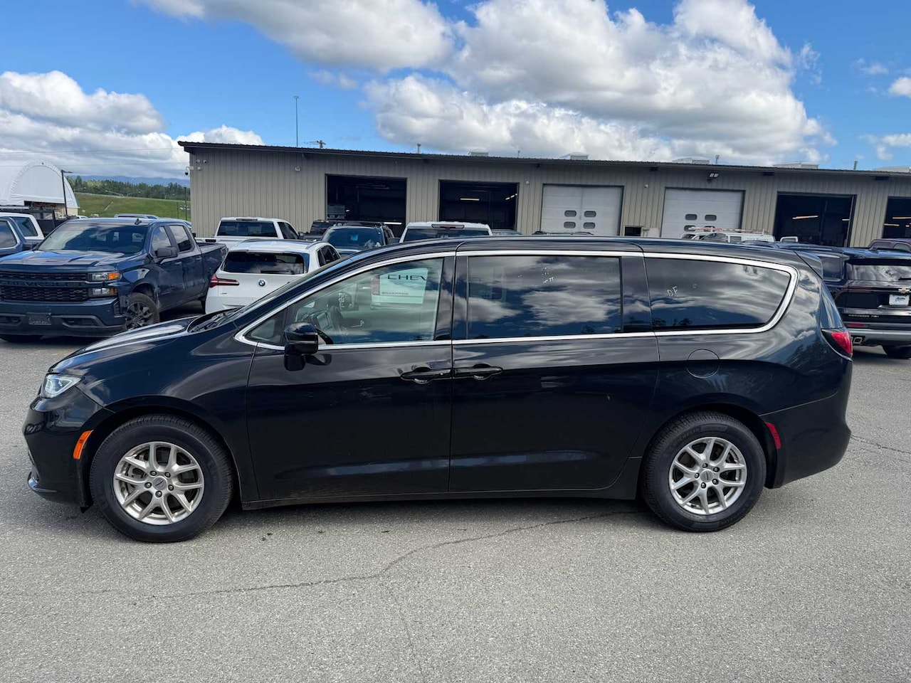 2024 Chrysler Pacifica Touring L - Image 2