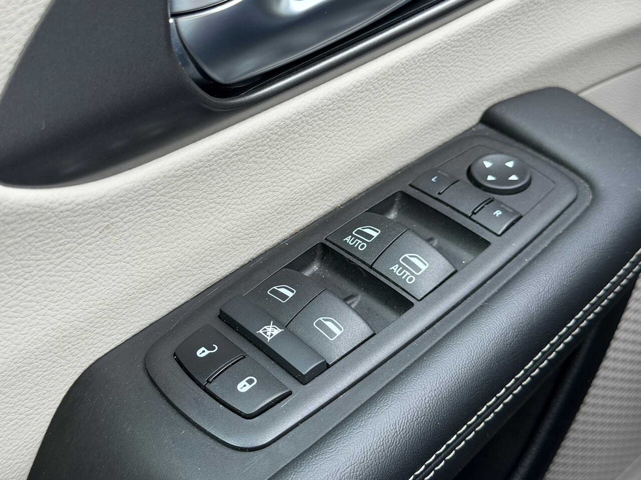 2024 Chrysler Pacifica Touring L - Image 24