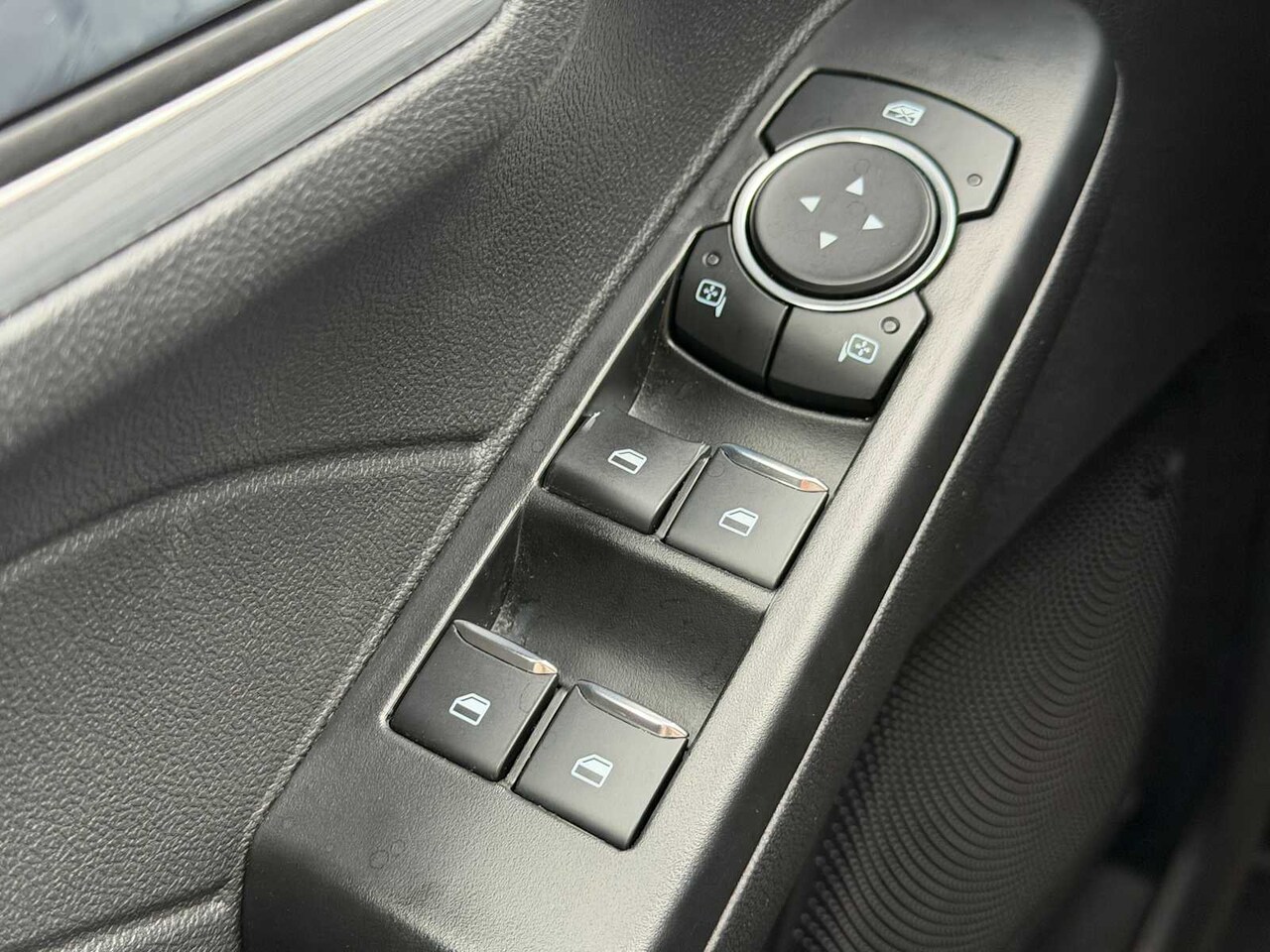 2025 Ford Escape Platinum - Image 4