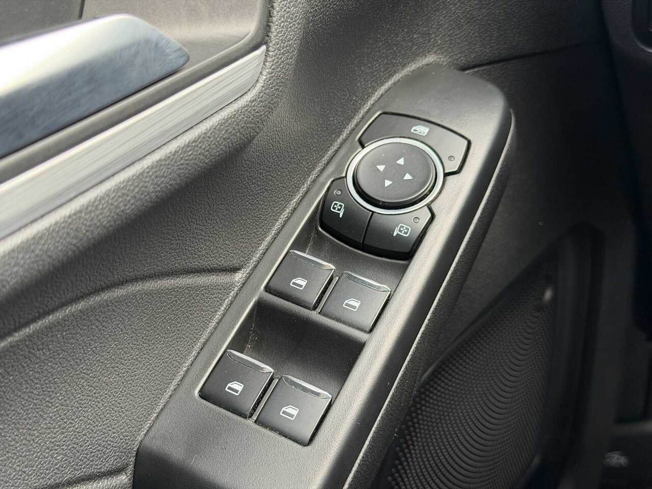 2025 Ford Escape Platinum - Image 4