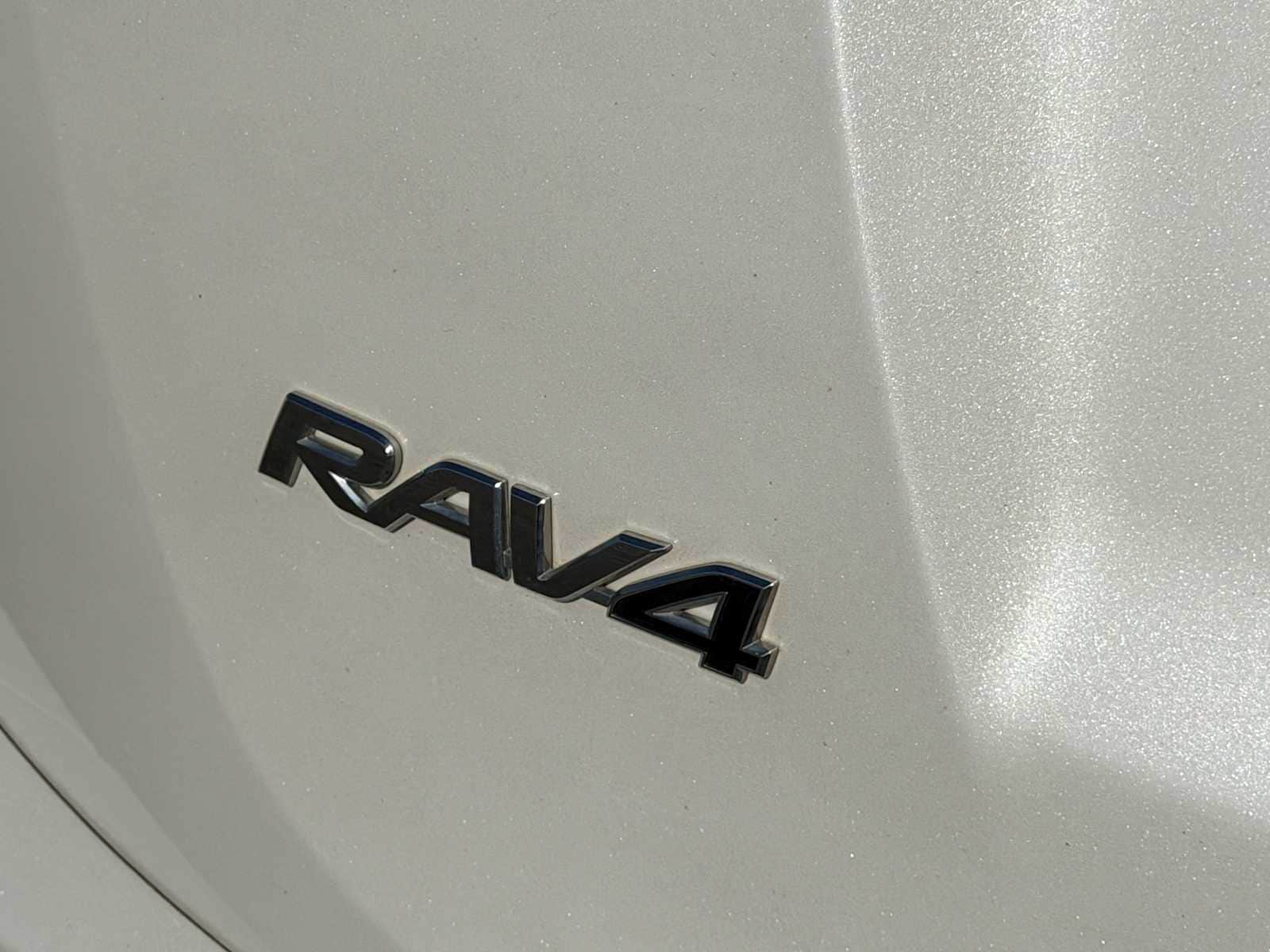 Thumbnail: 2018 Toyota RAV4 - 18