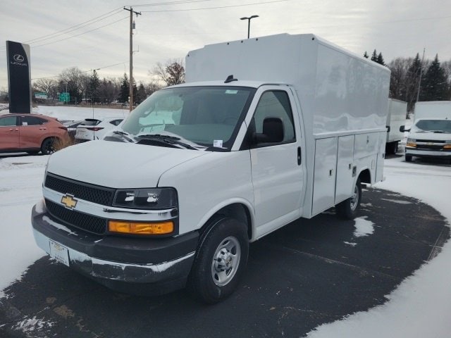 2025 Chevrolet Express Cutaway Base's photo