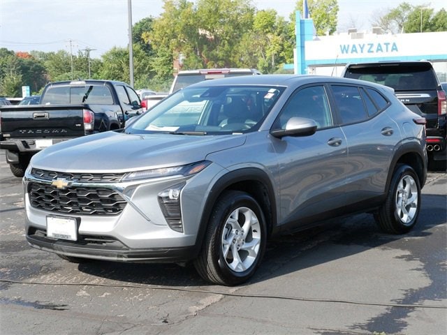 2025 Chevrolet Trax LS photo 2