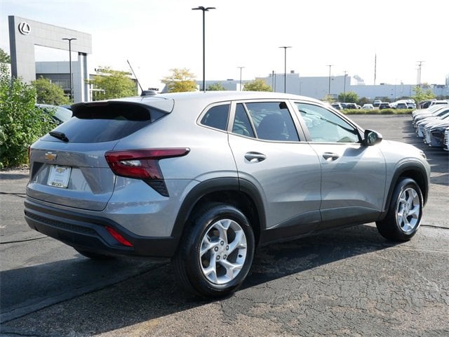 2025 Chevrolet Trax LS photo 5