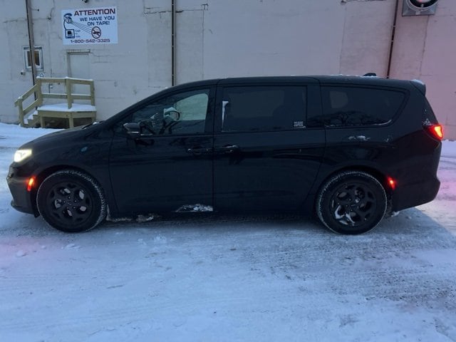 Used 2022 Chrysler Pacifica Hybrid Limited with VIN 2C4RC1S7XNR217261 for sale in Wayzata, Minnesota