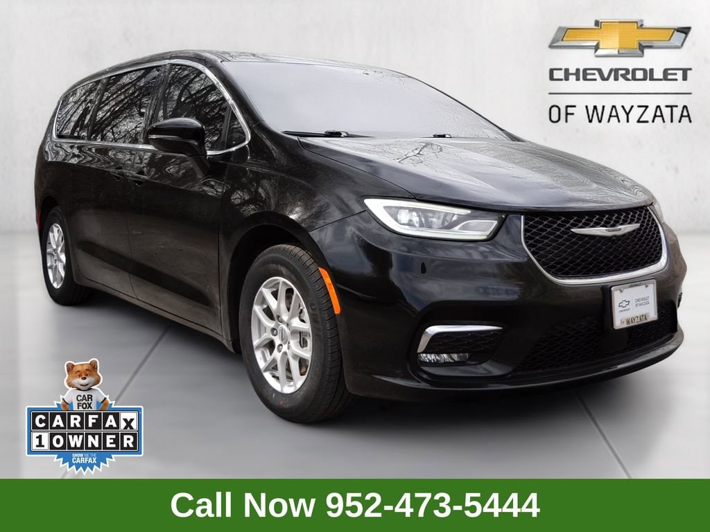 2025 Chrysler Pacifica Select's photo
