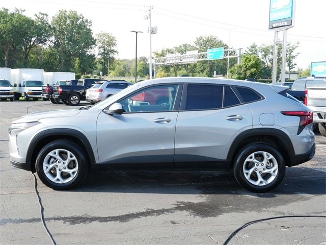 2025 Chevrolet Trax LS photo 3