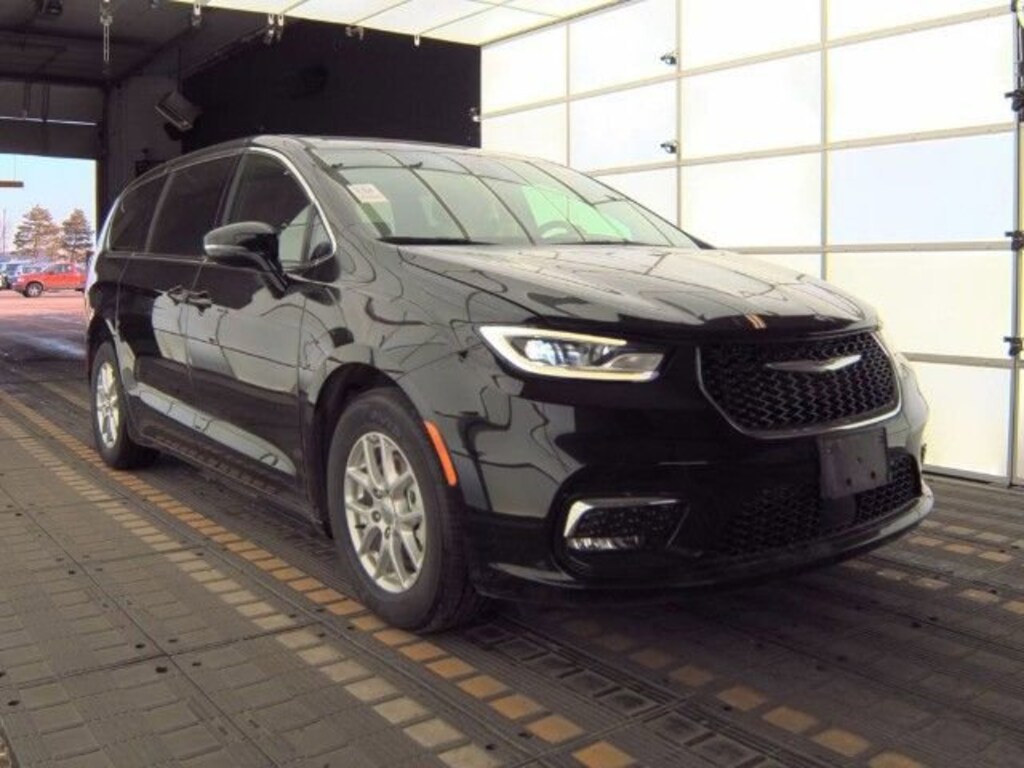 Used 2025 Chrysler Pacifica Select