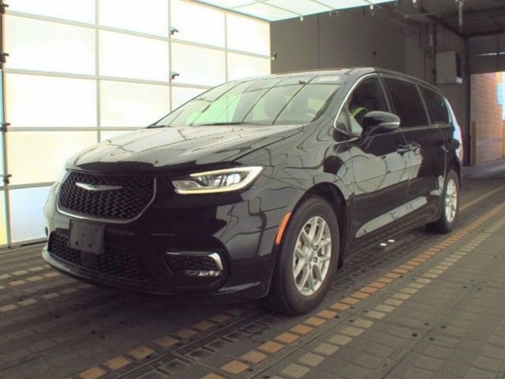 Used 2025 Chrysler Pacifica Select