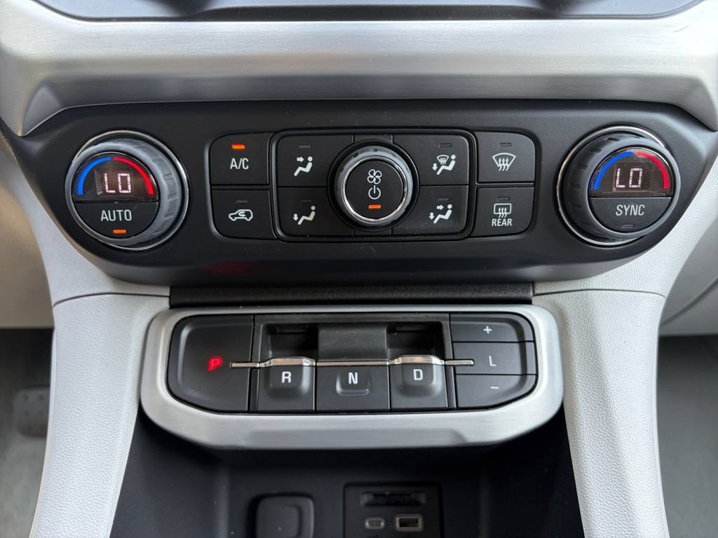 2023 GMC Acadia SLT - Photo 17