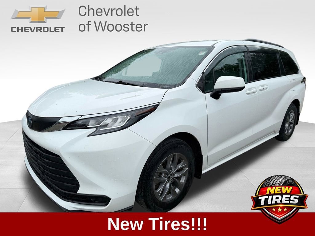 2022 Toyota Sienna LE 8-Passenger Hybrid FWD's photo
