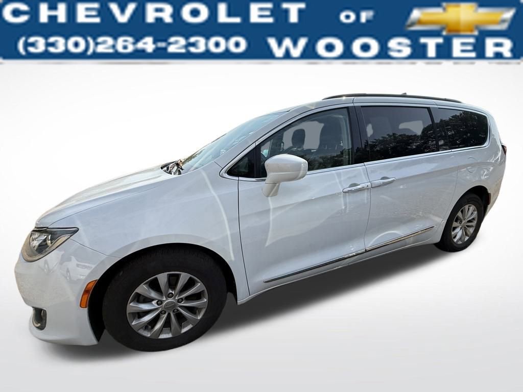 2017 Chrysler Pacifica Touring L photo 2