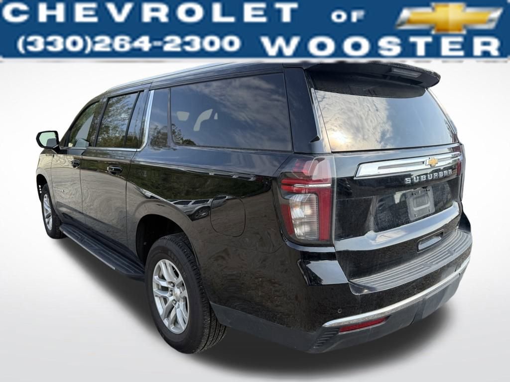 2023 Chevrolet Suburban LT photo 2