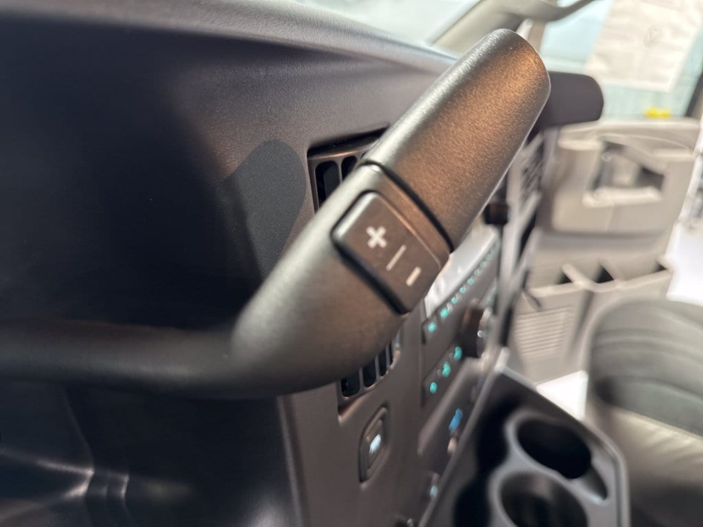 2025 Chevrolet Express Cargo Work Van - Photo 10