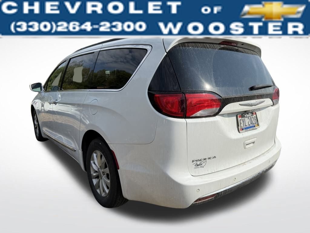 2017 Chrysler Pacifica Touring L photo 3