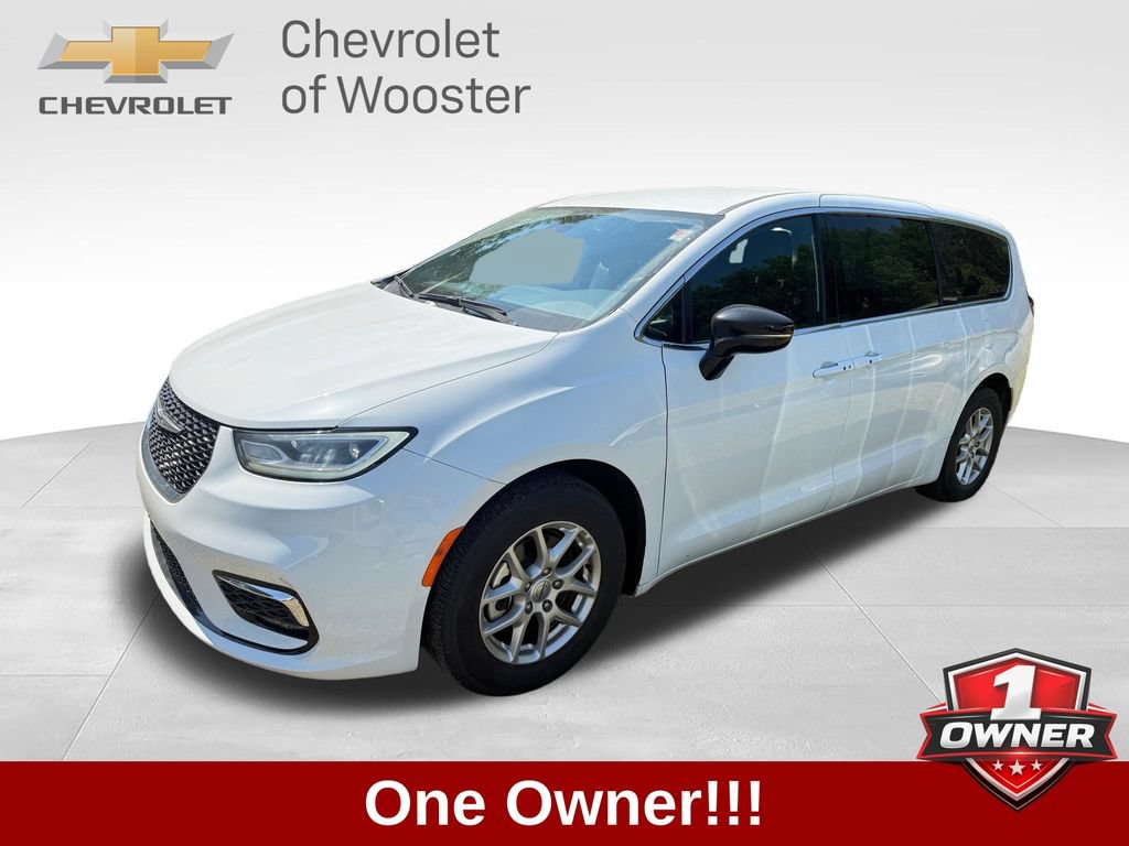 2025 Chrysler Pacifica Select's photo