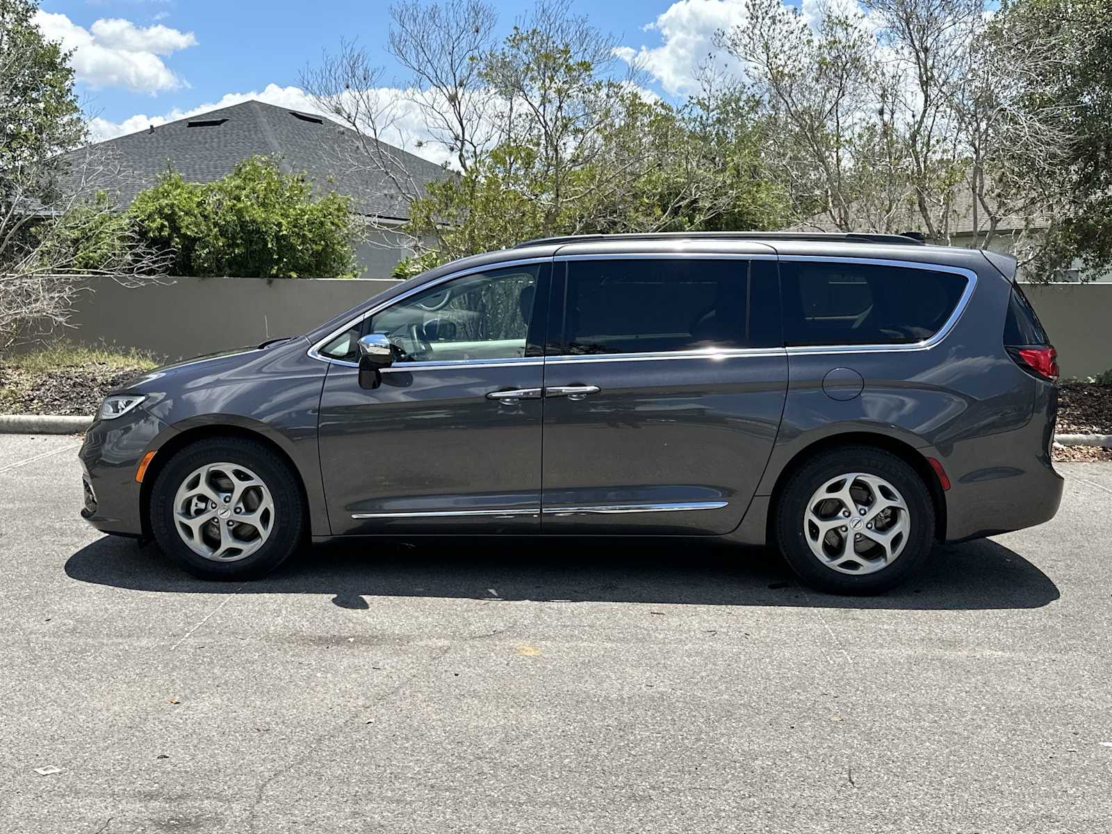 Thumbnail: 2023 Chrysler Pacifica - 3