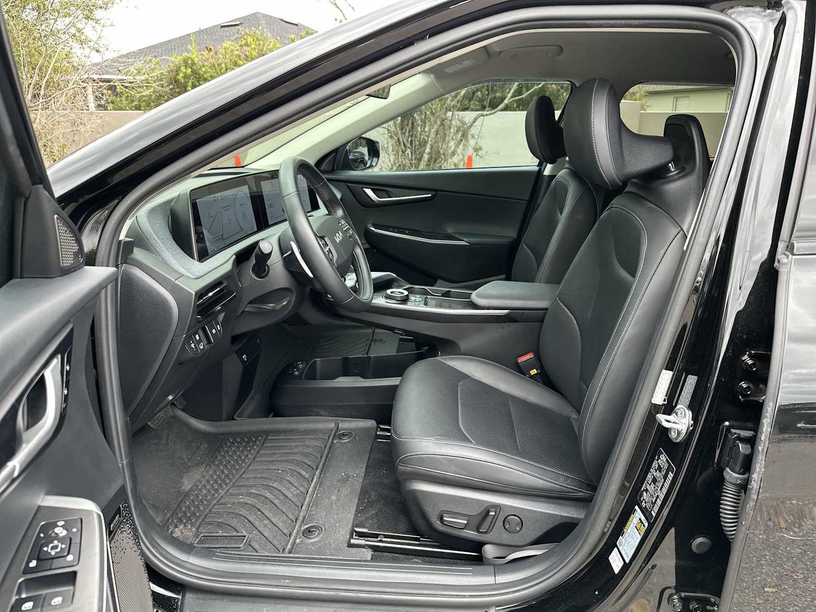 Thumbnail: 2022 Kia EV6 - 2