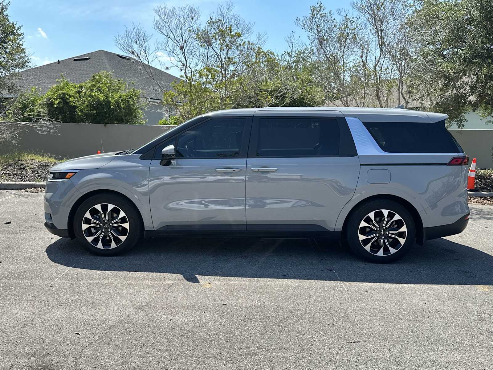 Thumbnail: 2022 Kia Carnival - 3
