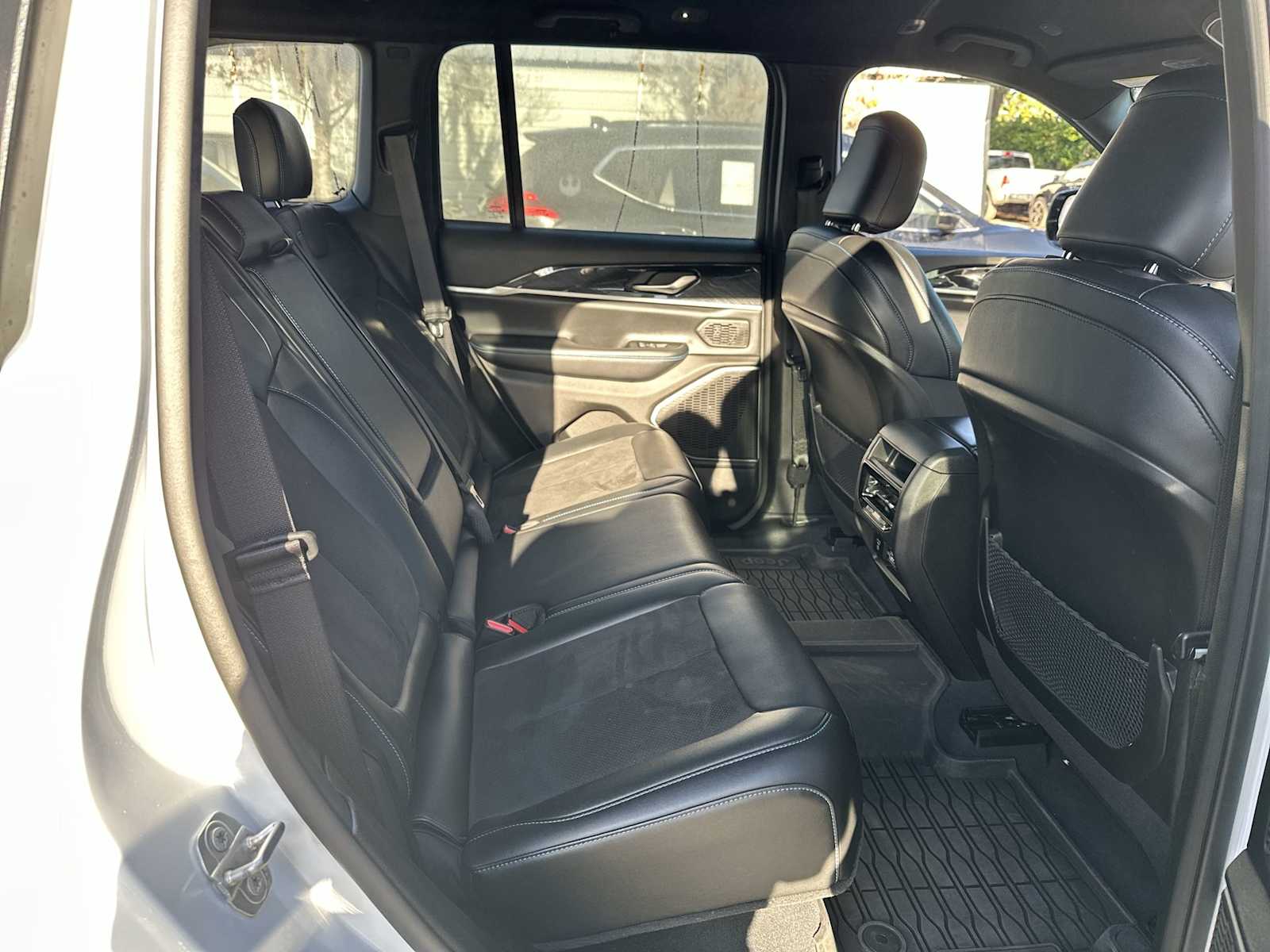 Thumbnail: 2022 Jeep Grand Cherokee - 18