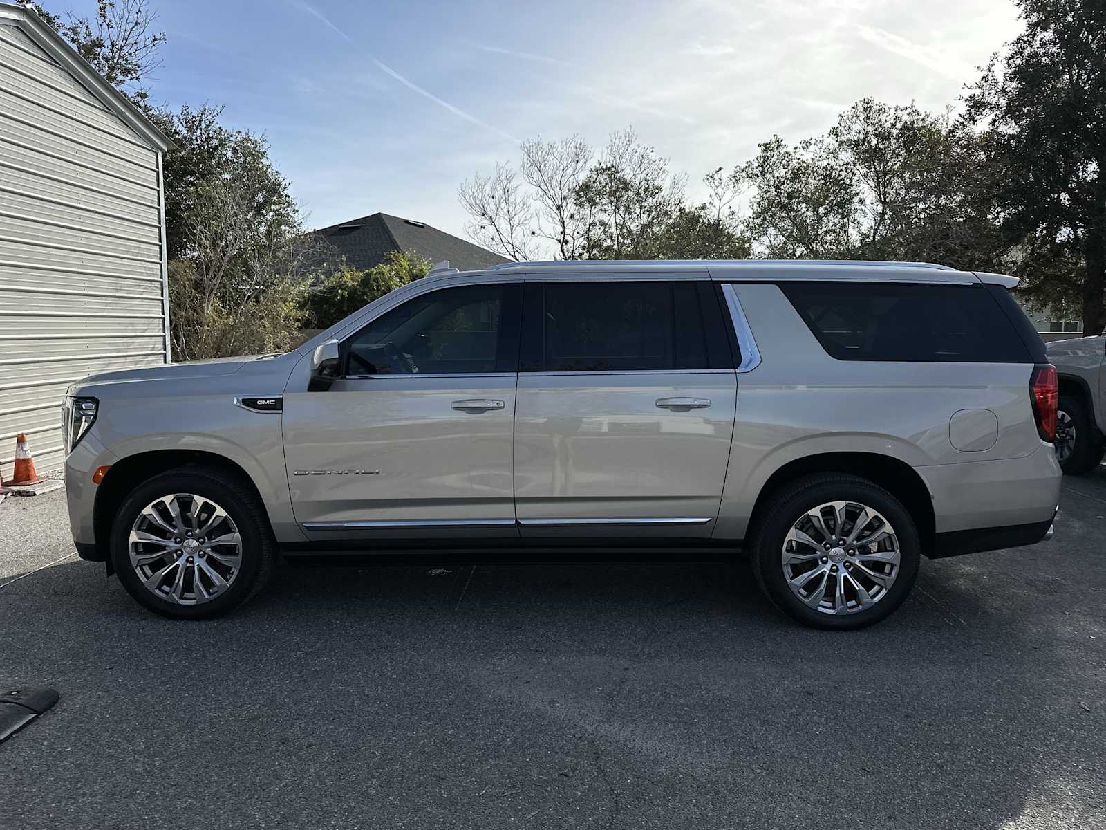 Thumbnail: 2023 GMC Yukon XL - 3