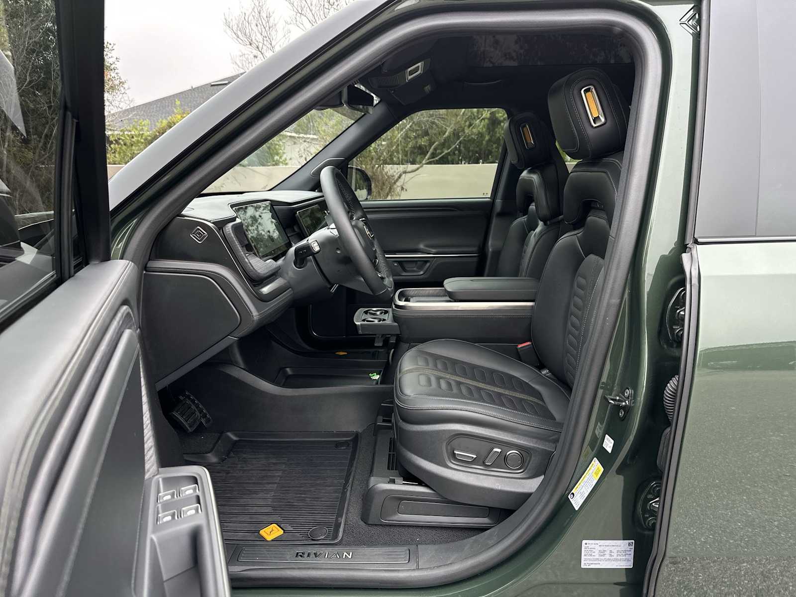 Thumbnail: 2025 Rivian R1S - 2