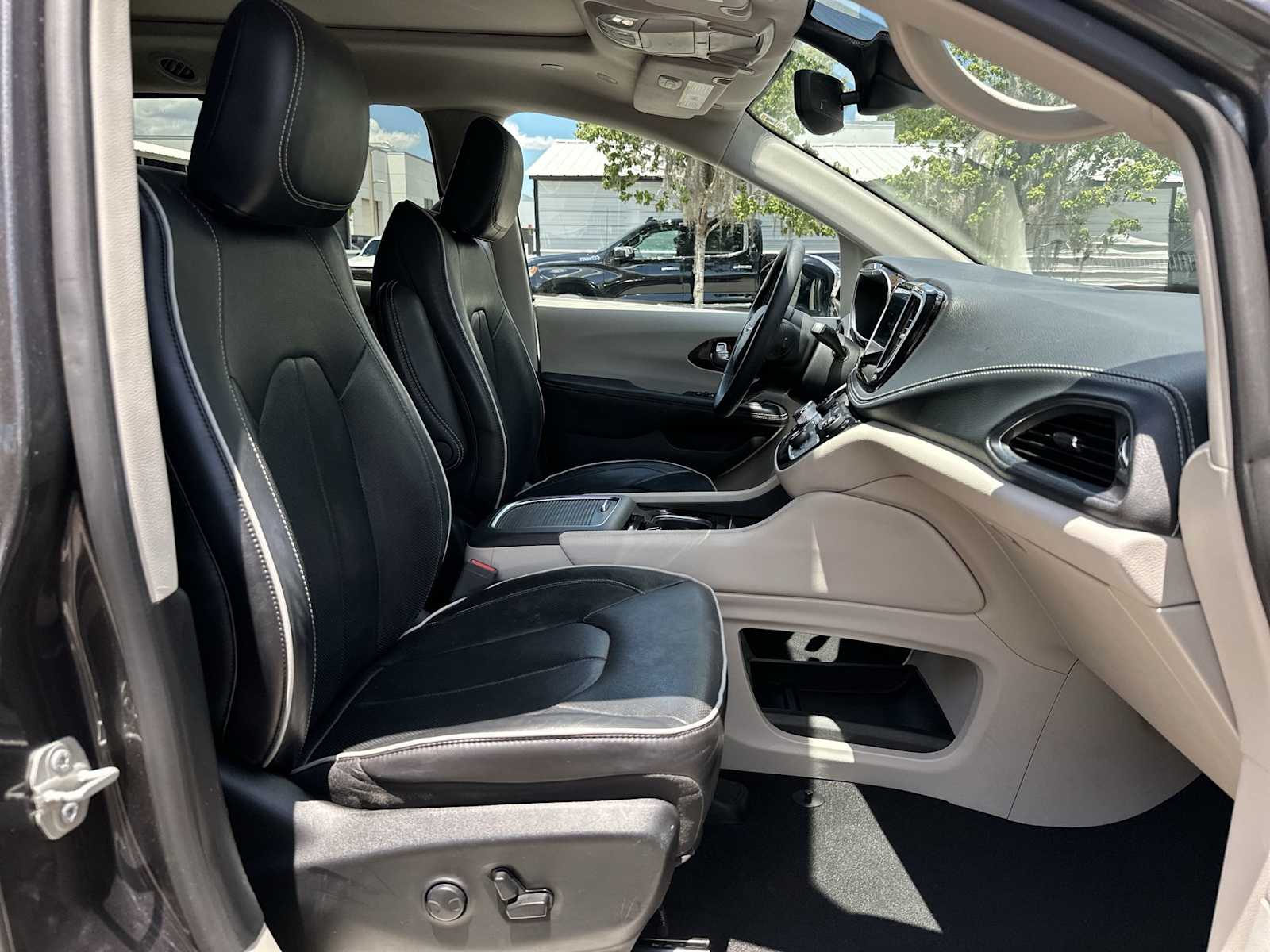 Thumbnail: 2023 Chrysler Pacifica - 19