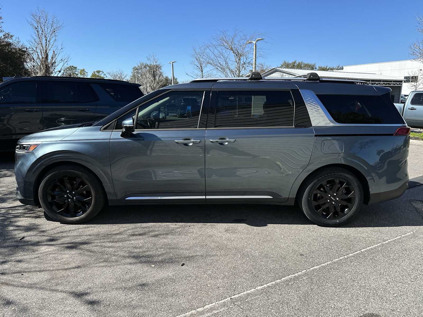 Thumbnail: 2022 Kia Carnival - 3