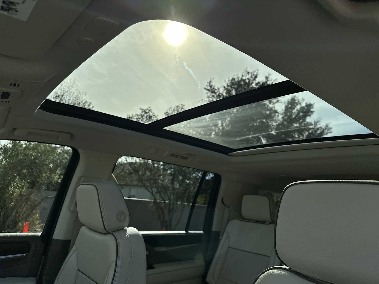 Thumbnail: 2023 GMC Yukon XL - 17