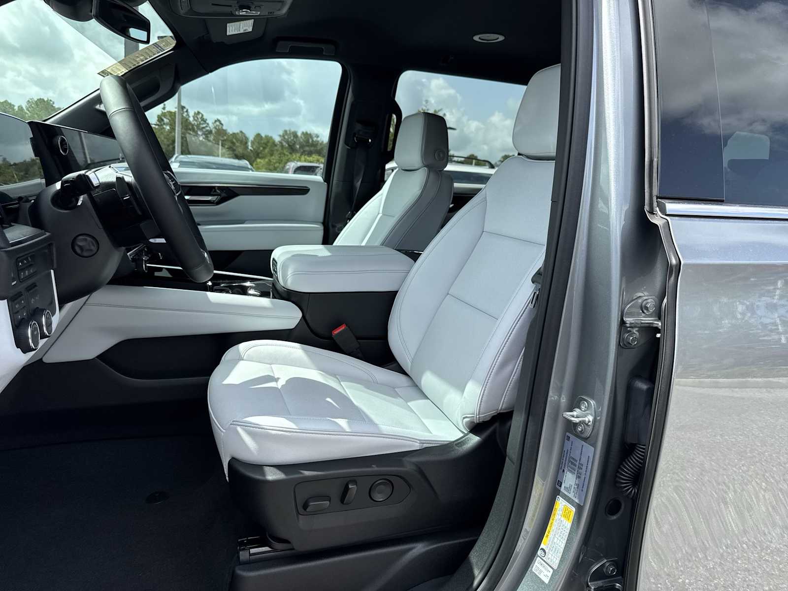 Thumbnail: 2025 Chevrolet Suburban - 15