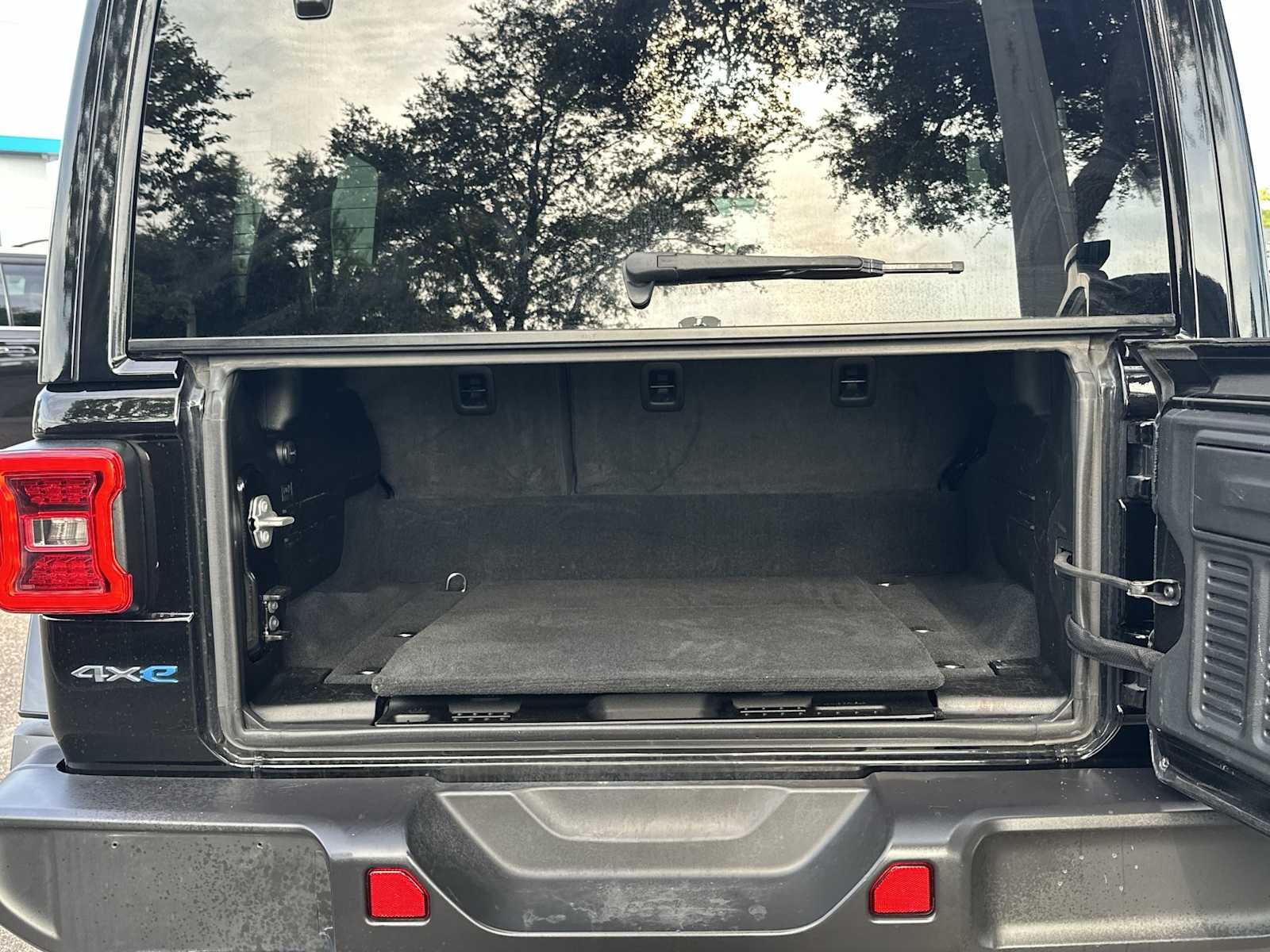 2024 Jeep Wrangler Sahara 25