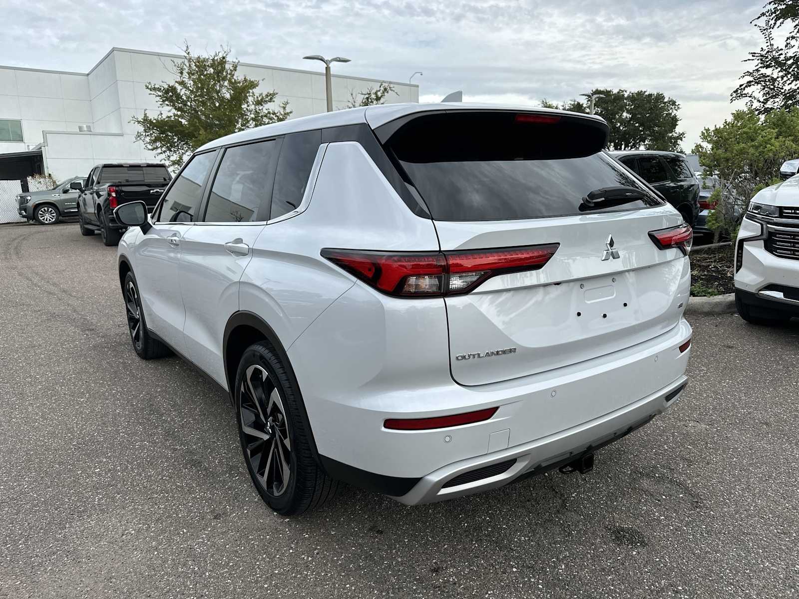 Thumbnail: 2024 Mitsubishi Outlander - 4