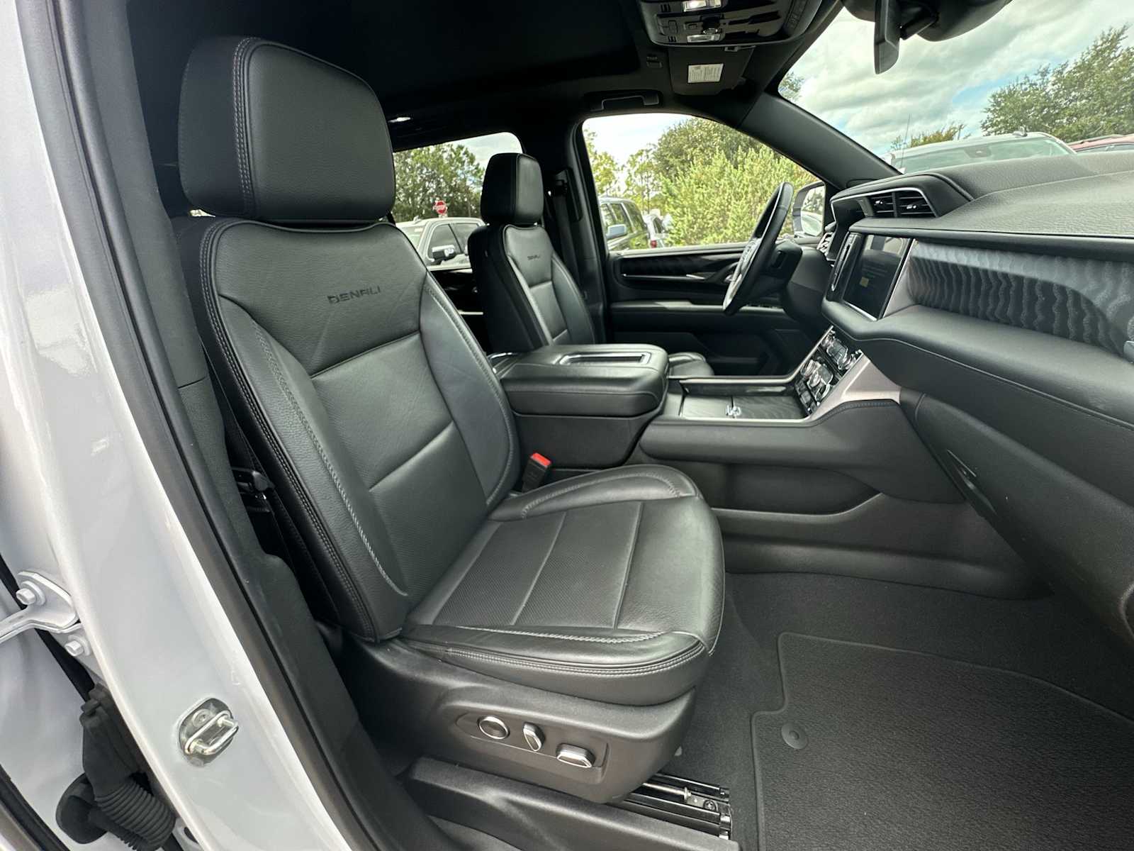 Thumbnail: 2024 GMC Yukon XL - 19