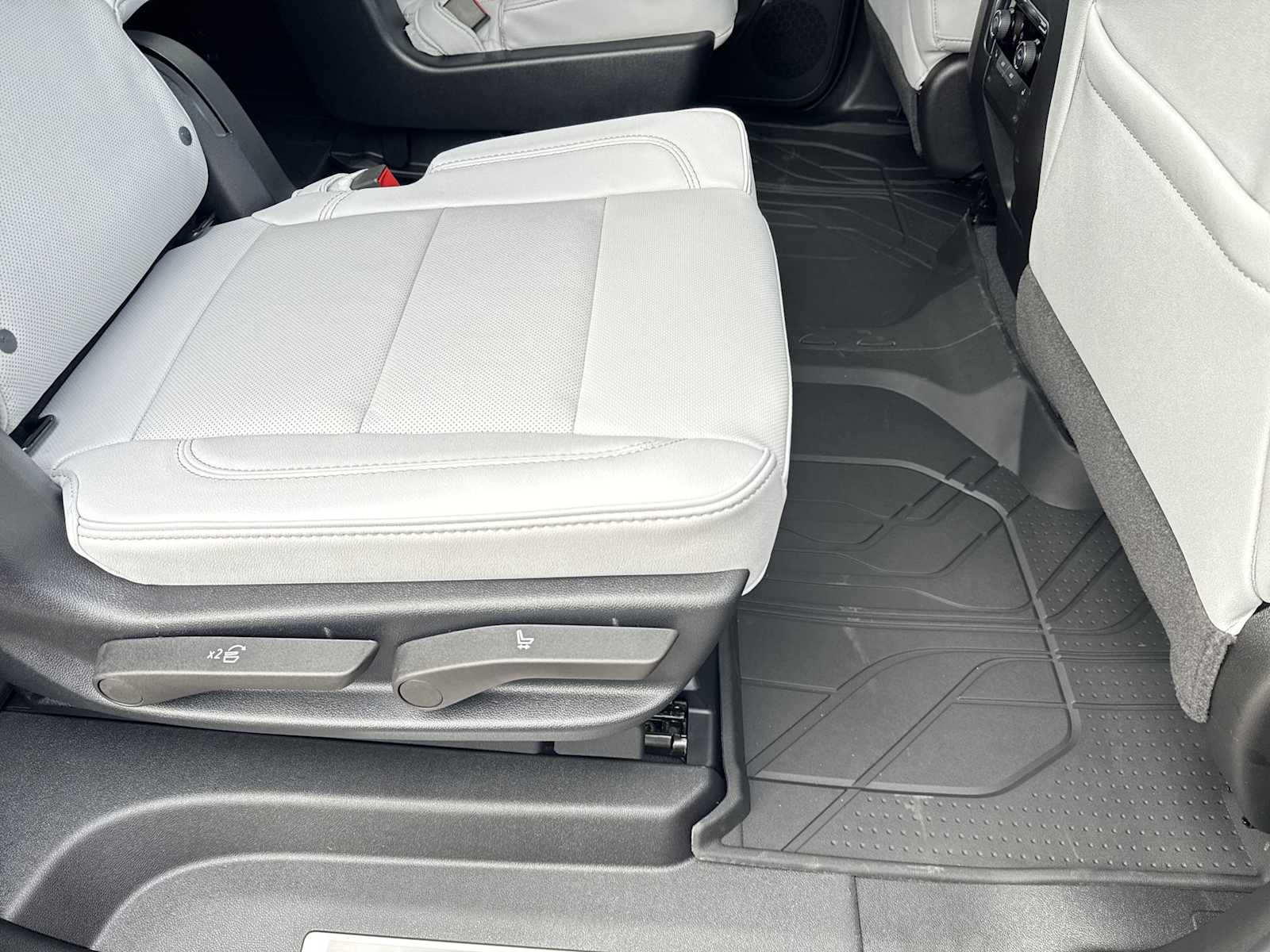 Thumbnail: 2025 Chevrolet Suburban - 24