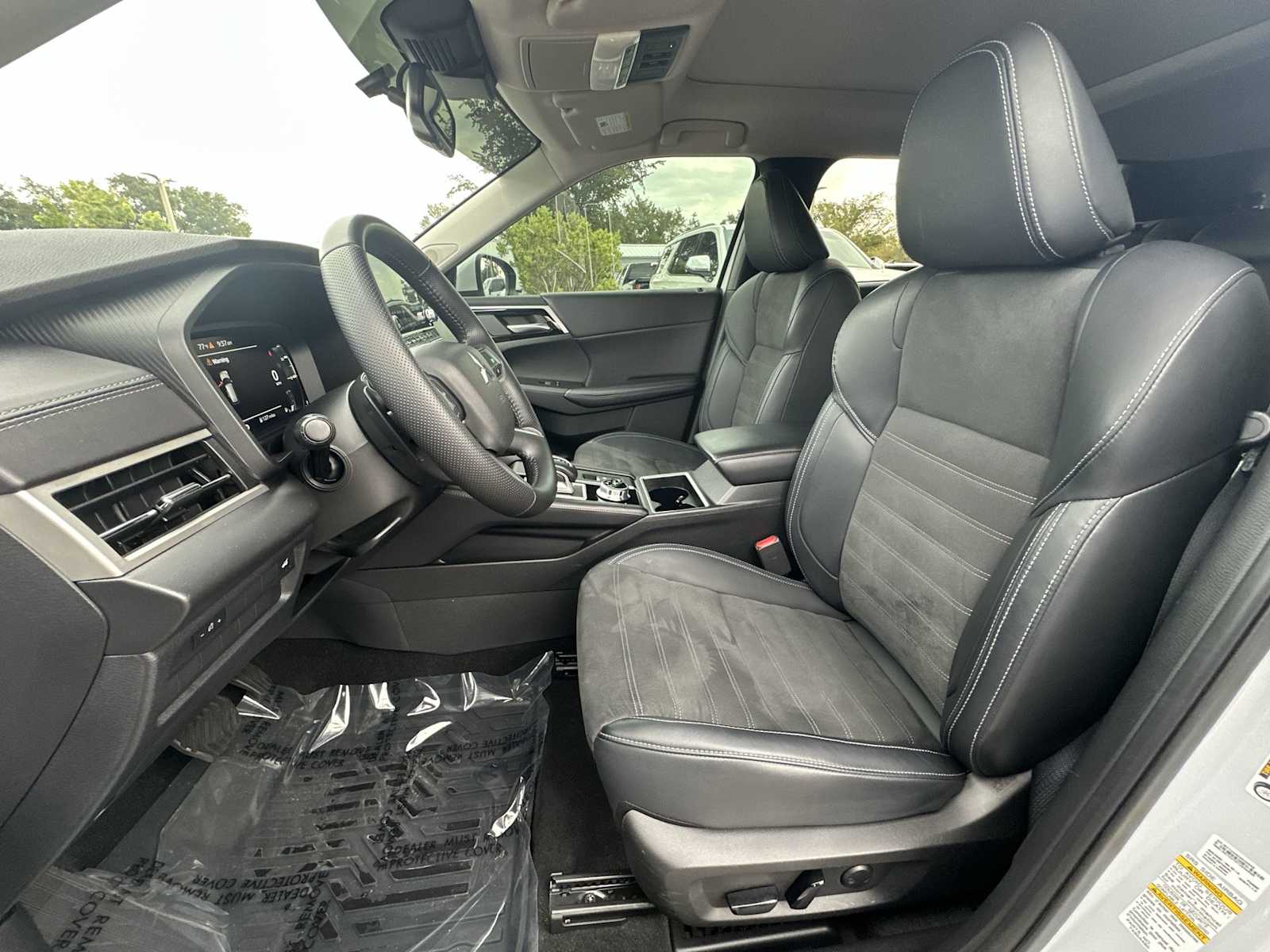 Thumbnail: 2024 Mitsubishi Outlander - 15