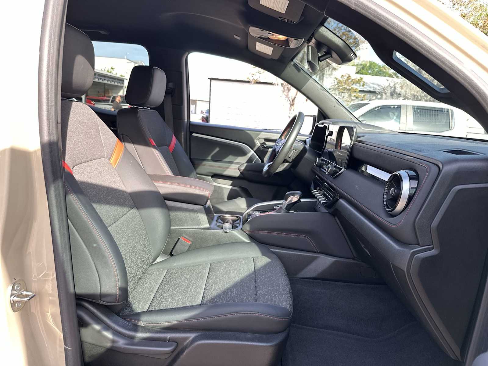 Thumbnail: 2023 Chevrolet Colorado - 19