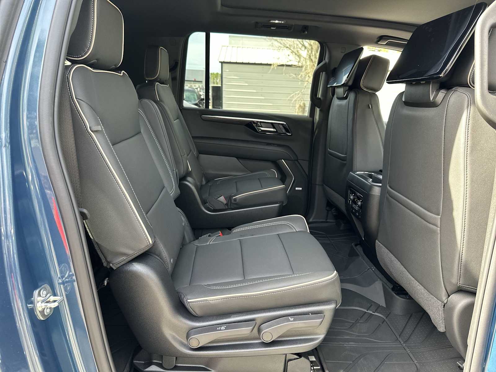 Thumbnail: 2026 Chevrolet Suburban - 18