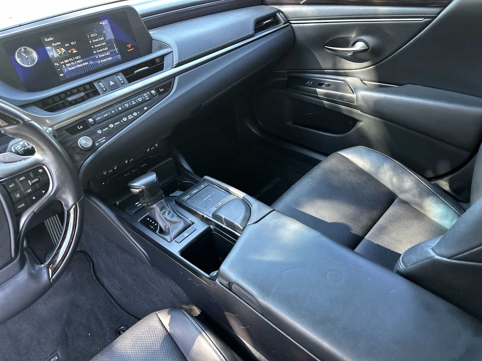 Thumbnail: 2021 Lexus ES - 22