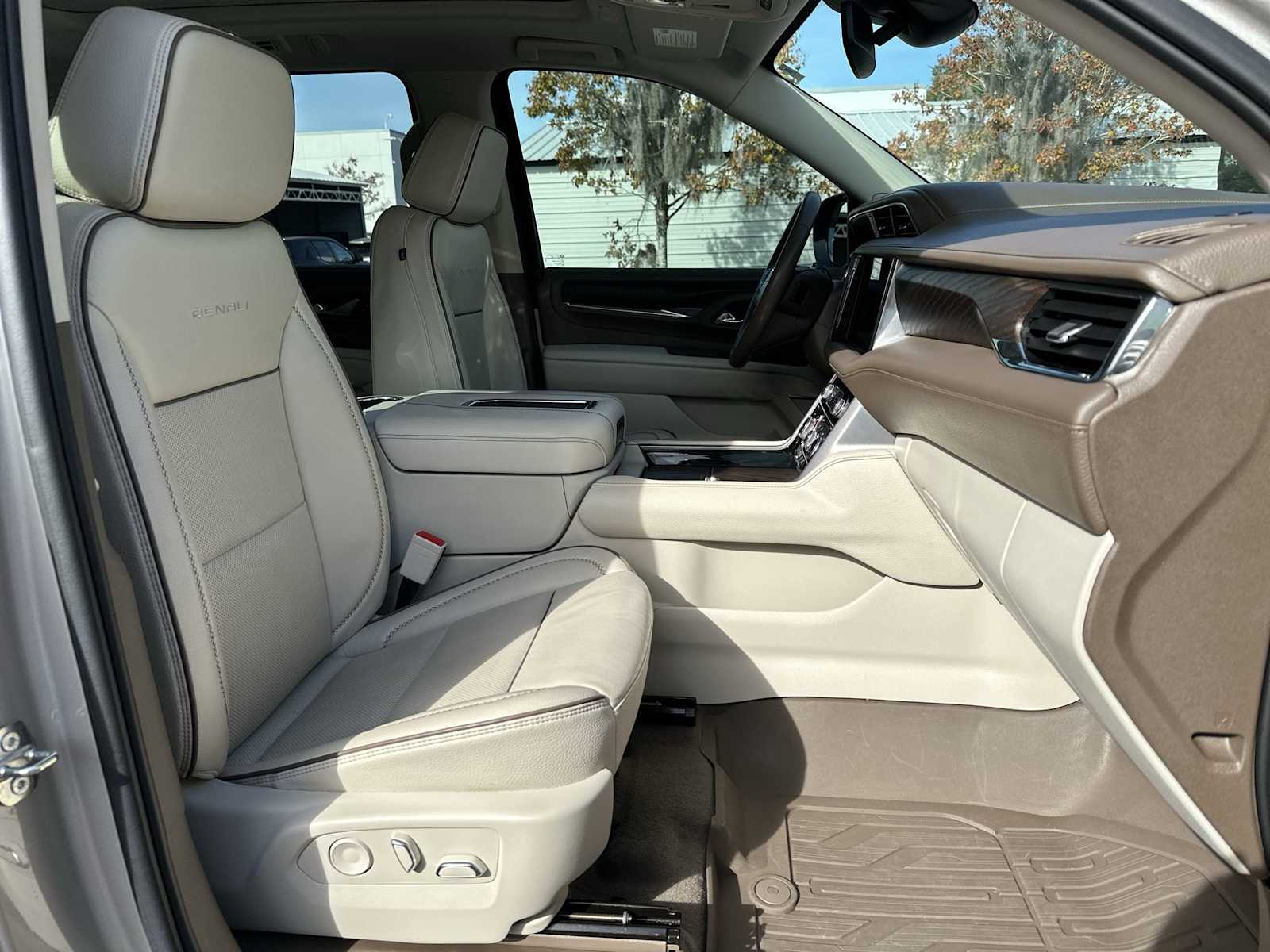 Thumbnail: 2023 GMC Yukon XL - 20