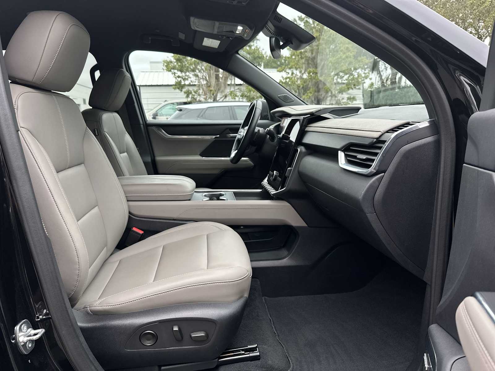 Thumbnail: 2024 GMC Acadia - 19