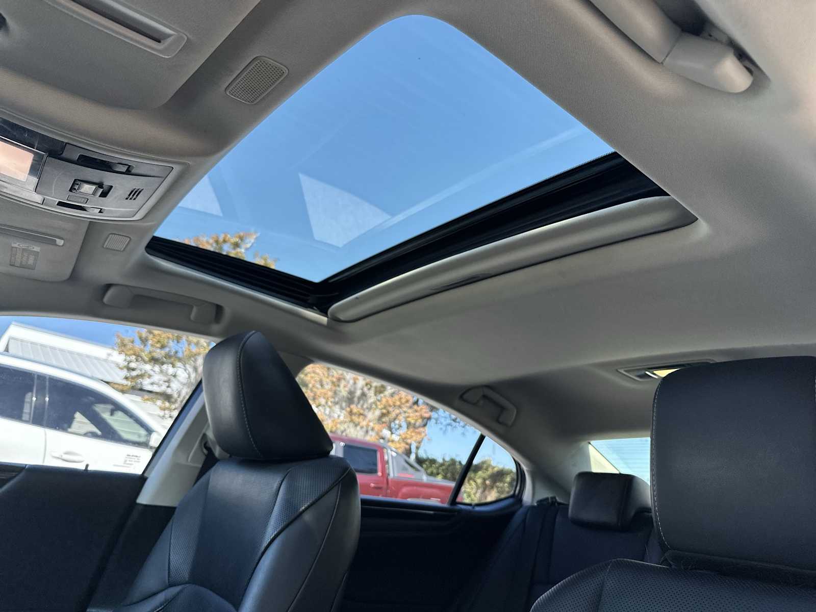 Thumbnail: 2021 Lexus ES - 17